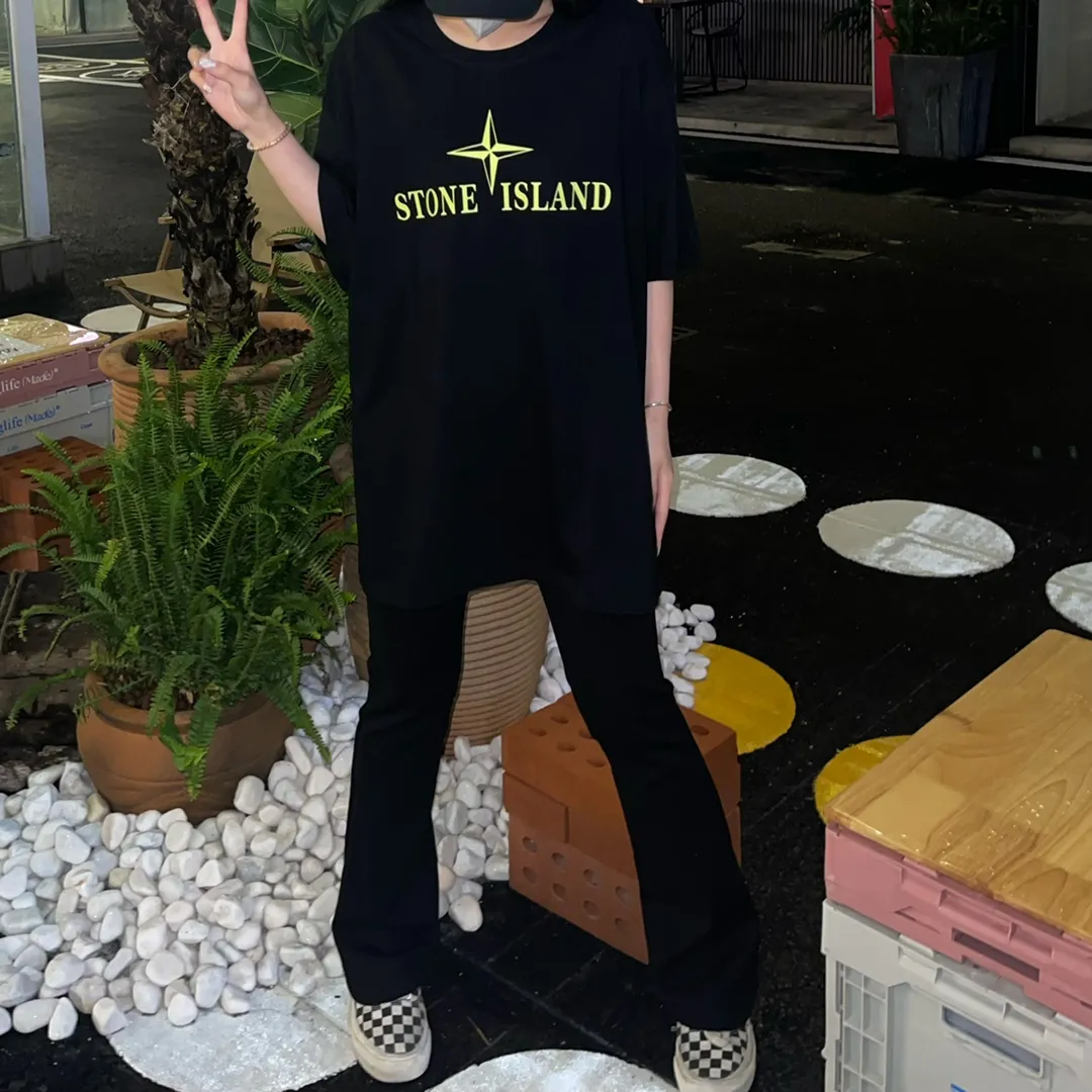 W628#P110💰 [Stone lsland/Stone Island summer new chest darts English printed pattern short-sleeved T-shirt] ⚠️[Original creation, high control of details] Made of 260 grams of combed cotton, 32-count double yarn, soft and comfortable to the touch, sweat-absorbent and breathable. -Simple basic and versatile style, original quality, the first choice for couples. -Made by a large factory, four needles and five threads on the shoulder, neat routing, high quality workmanship. -Same style for men and women. Very versatile, one piece for everyone, details are clearly visible. Color: Black White Size: M L